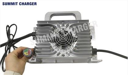 W pełni uszczelniona ładowarka pokładowa o mocy 2 kW